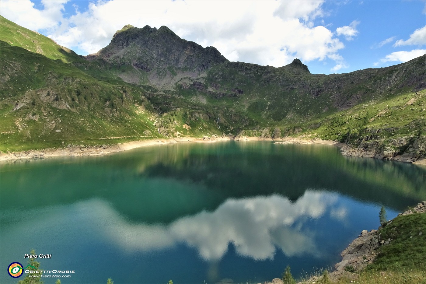 94 Il Monte Corte si specchia nel lago.JPG